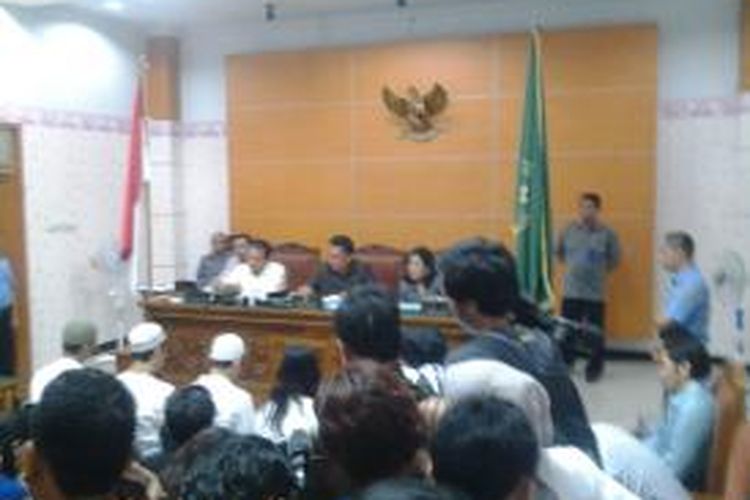 Para terdakwa saat menjalani sidang di Pengadilan Negeri Jakarta Selatan, Selasa (26/8/2014).