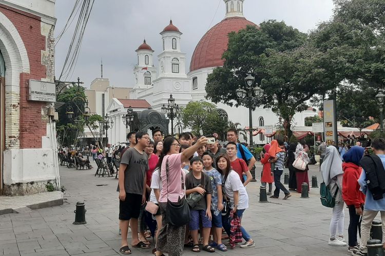 Suasana pengunjung di area Taman Sri Gunting Kawasan Kota Lama Semarang nantikan pergantian tahun 2020, Selasa (31/12/2019)