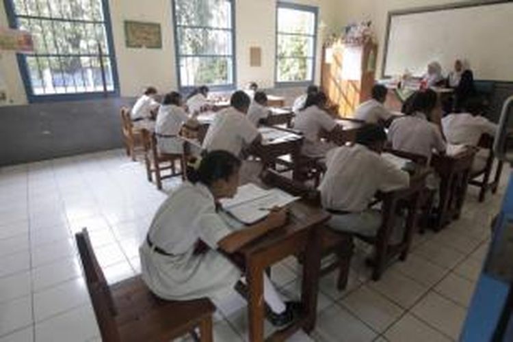 Murid mengikuti jalannya Ujian Nasional Sekolah Dasar di SDN Palmerah 07 Pagi, Jalan Palmerah Utara, Jakarta, Senin (18/5/2015). Pelaksanaan UN akan berlangsung hingga 20 Mei mendatang dengan mata pelajaran yang diujikan Bahasa Indonesia, Matematika, Ilmu Pengetahuan Alam. 