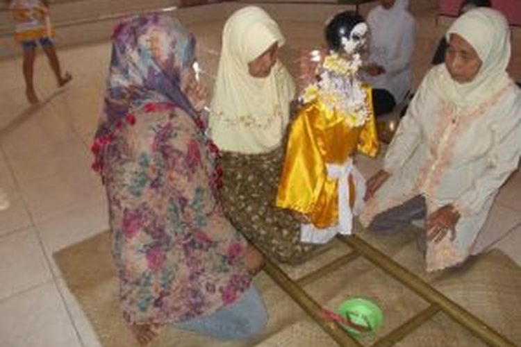 Tradisi cingcowong yang merupakan ritual untuk memnggil hujan.