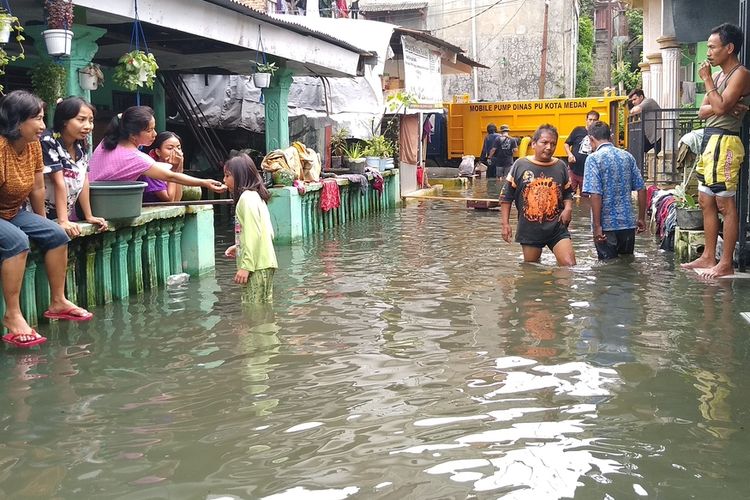 Warga Gang Subur Lama, Lingkungan 16 - 17, Kelurahan Kampung Baru, Kecamatan Medan Maimun menderita karena banjir tak kunjung surut sejak 1,5 bulan yang lalu. Puluhan rumah terendam dan sejumlah warga sudah mulai meninggalkan rumahnya.