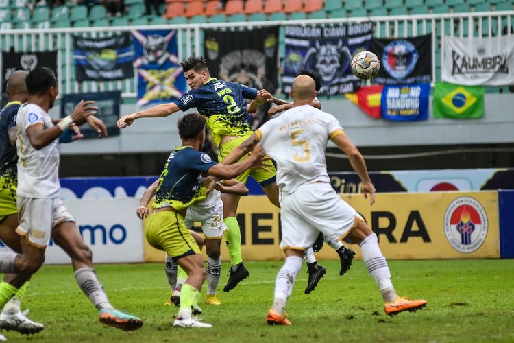 Nick Kuipers bek Persib Bandung saat melakukan duel dalam pertandingan Persib Bandung vs Dewa United pada pekan ke-31 Liga 1 2022-2023, Senin (20/3/2023) di Stadion Pakansari, Cibinong, Kabupaten Bogor. 