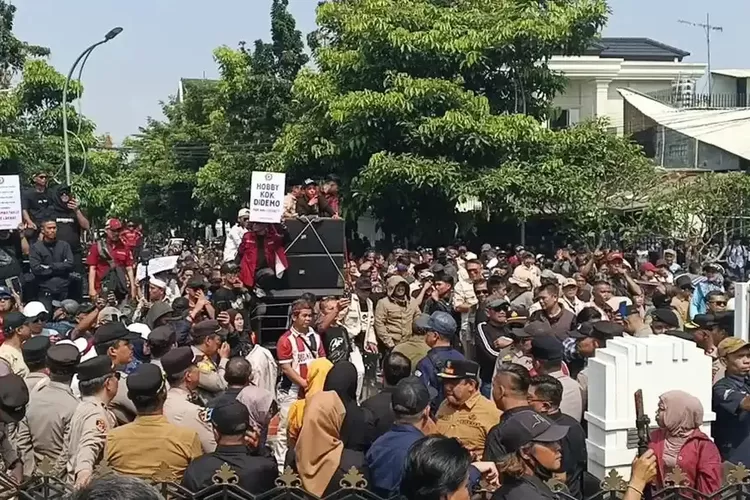 Massa Aksi 2626 Padati Balaikota Sukabumi, Tagih Janji dan Tuntut Wali Kota Minta Maaf