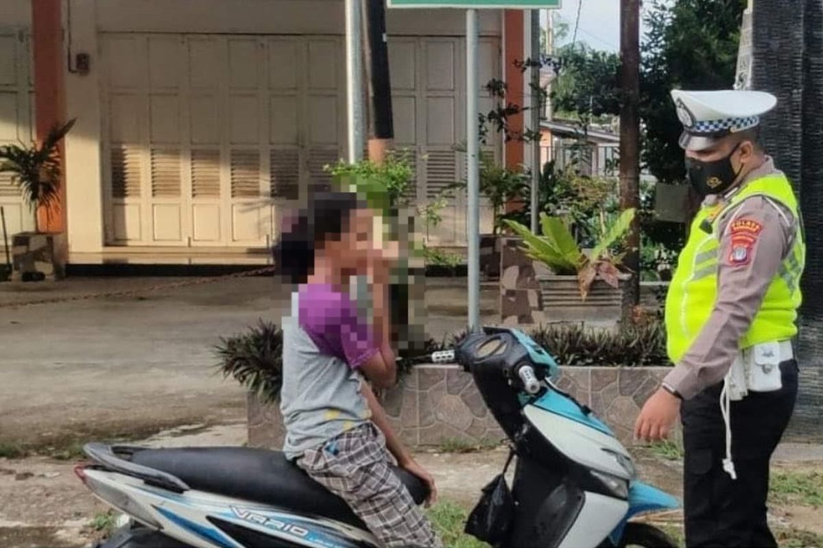 Ilustrasi : kegiatan rutin Satlantas Polres Nunukan Kaltara. Memberi edukasi pengendara anak anak yang tidak menggunakan helm 