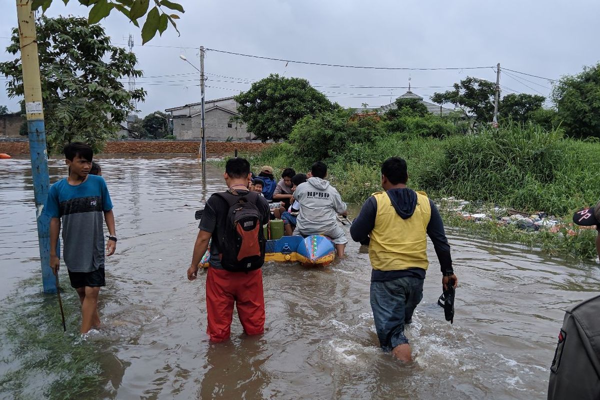 Evakuasi korban banjir di Garden City Residence Periuk Tangerang, Minggu (2/2/2020)