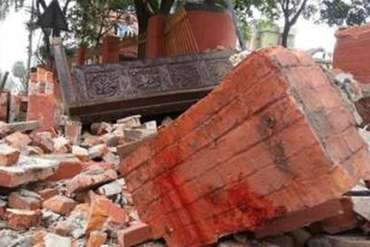 Foto yang dirilis kantor berita China Xinhua memperlihatkan puing-puing bangunan yang hancur diguncang gempa 7,9 SR di Nepal, Sabtu (25/4/2015).