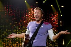 Chris Martin Persembahkan Lagu My Universe untuk Dakota Johnson dalam Konser Coldplay di London