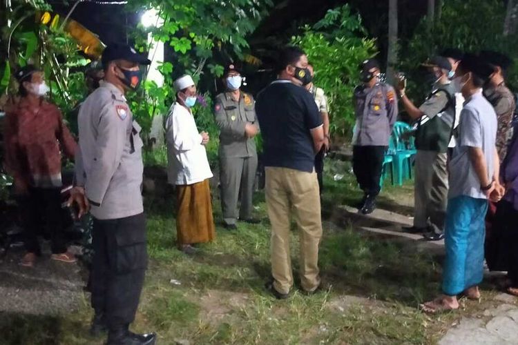 Sathas Covid-19 membubarkan hajatan warga di Desa Kesugihan, Kecamatan Kesugihan, Kabupaten Cilacap, Jawa Tengah, Senin (12/7/2021) malam.