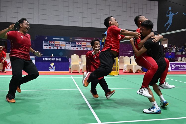 Selebrasi atlet dan ofisial tim para bulu tangkis Indonesia setelah berhasil mengalahkan tim Malaysia dengan skor 2-1  dalam partai final nomor  beregu putra ASEAN Para Games Kamboja 2023 di Badminton Hall Morodok Techo Stadium, Kamboja, Sabtu (03/06/2023). NPC Indonesia/ Agung Wahyudi