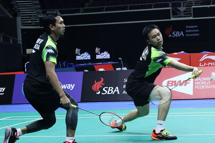 Pasangan ganda putra Indonesia, Mohammad Ahsan/Hendra Setiawan, saat memenangi laga semifinal Singapore Open 2018, Sabtu (21/7/2018). 
