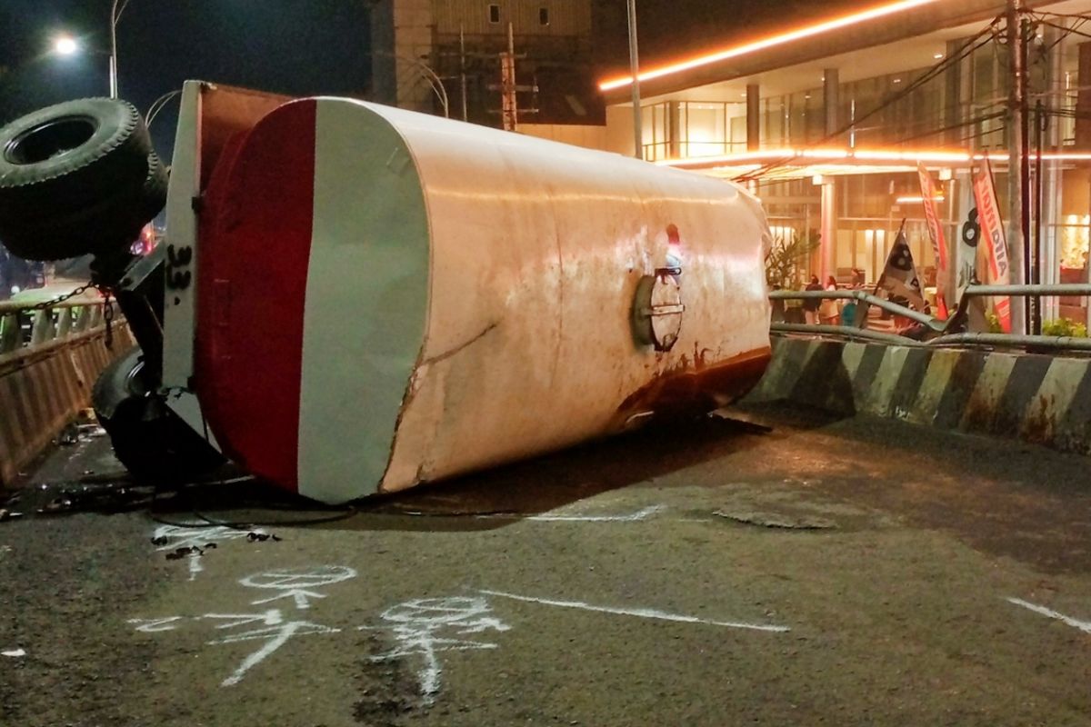 Sebuah gandengan truk tangki bermuatan tetes tebu terlepas dan terguling di atas flyover Jalan Kolonel Sugiono, Kota Malang, pada Senin (4/8/2025), sore. 