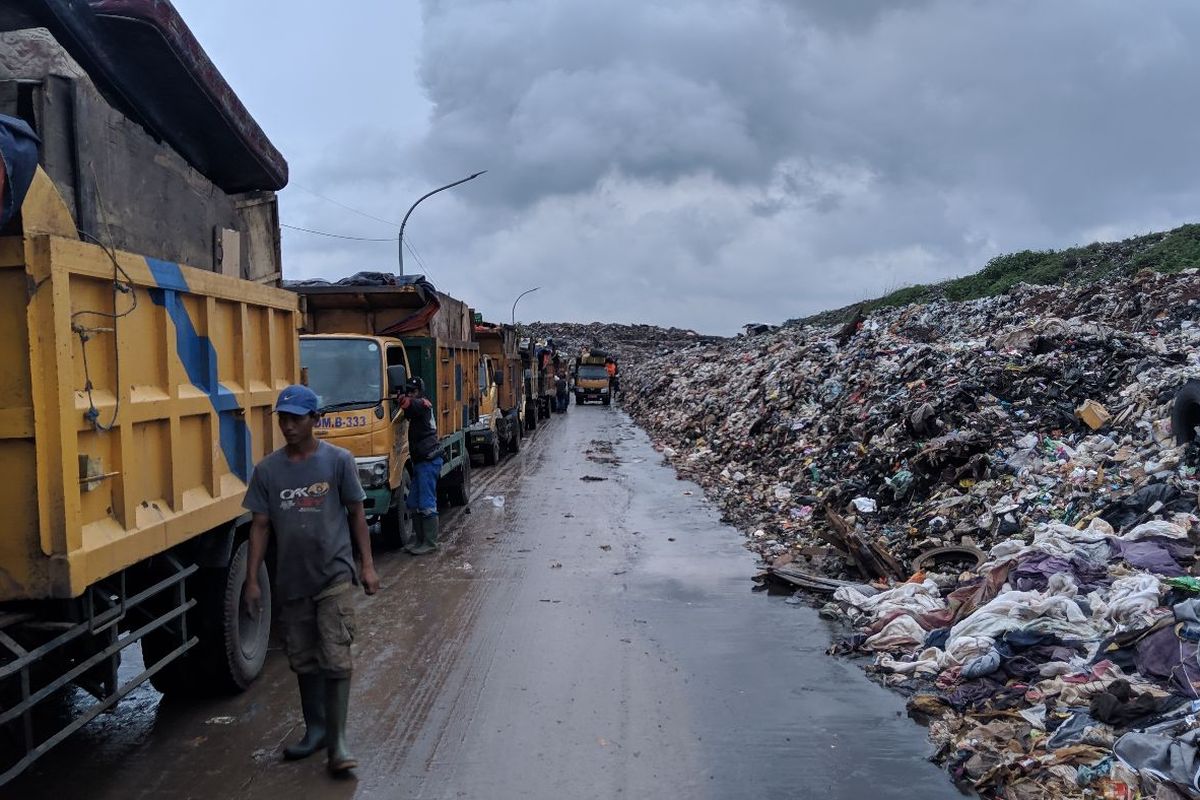 Antrian truk sampah di TPA Rawa Kucing Kota Tangerang, Jumat (10/1/2020)