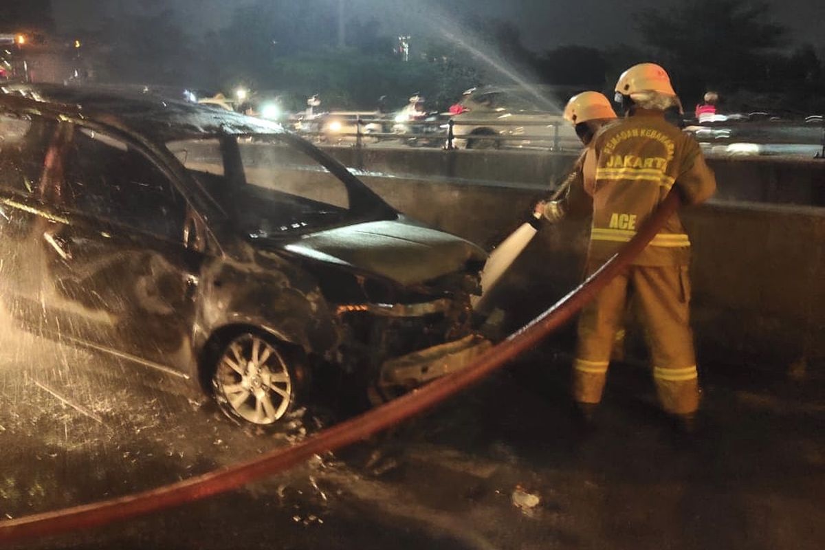 Sebuah mobil Grand Livina bernomor B 1693 CGY terbakar di dalam Tol JORR Pondok Indah - Pasar Rebo tepatnya di dekat Hotel Aston Pasar Rebo, Pasar Minggu pada Selasa (3/11/2020) sekitar pukul 21.00 WIB.