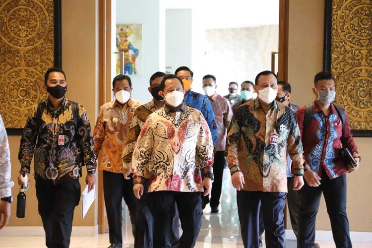 Menteri Dalam Negeri (Mendagri) Muhammad Tito Karnavian yang melaunching lima juta masker untuk masyarakat Kepri berharap kegiatan ini dapat mendorong kesadaran dalam melindungi dirinya. Sehingga peningkatan covid 19 di Kepri dapat ditekan dan diminimalisir.