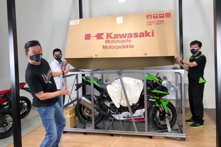 Harry Affandy saat unboxing Kawasaki Ninja ZX-10R 2021