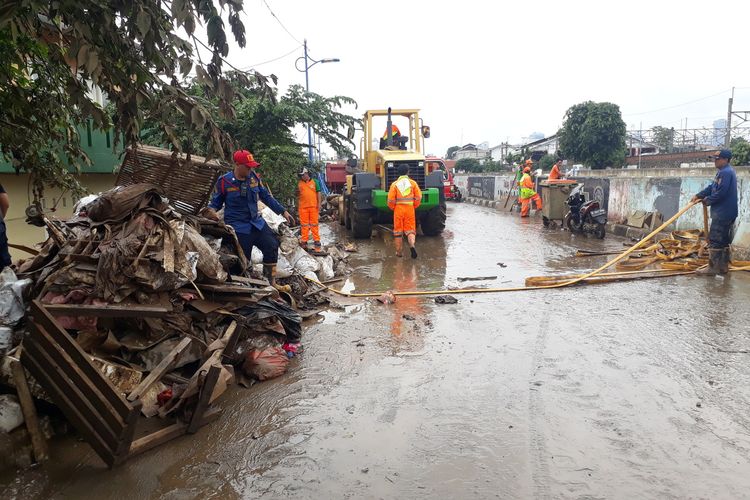 Kondisi Kampung Pulo, Kelurahan Kampung Melayu, Jatinegara, Jakarta Timur, Minggu (5/1/2020), pasca terendam banjir.