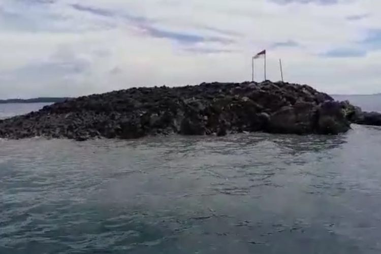 Penampakan salah satu dari tiga Pulau baru yang baru muncul usai gempa 7,5 magnitudo di Kepulauan Tanimbar Maluku. Pulau tersebut berada di laut desa Teineman kecamatan Wuar Labobar