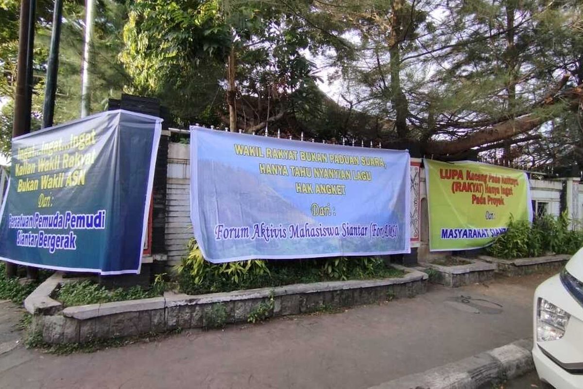 Salah satu karangan bunga yang ditempatkan di depan Kantor DPRD Pematang Siantar Jalan Adam Malik, Kecamatan Siantar Barat, Kota Pematang Siantar, Kamis (15/6/2023).