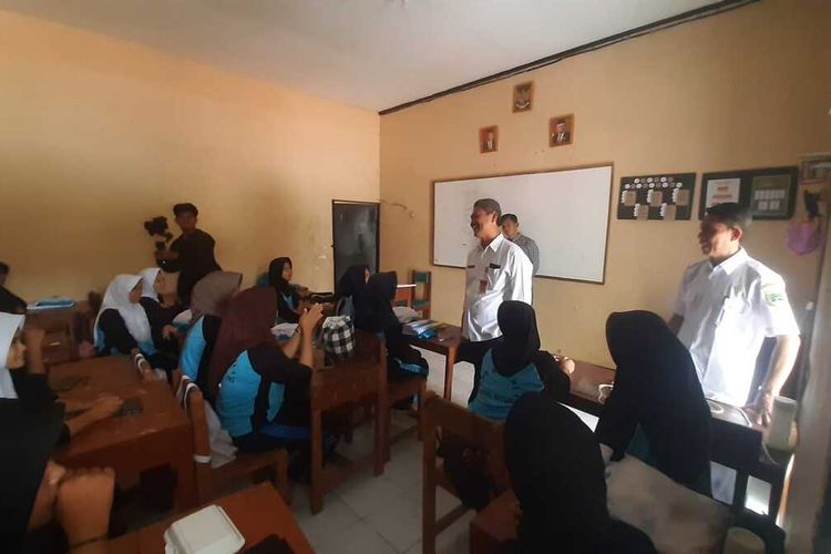 Proses belajar mengajar di SMKN 1 Curugbitung di perbatasan Banten dengan Jawa Barat