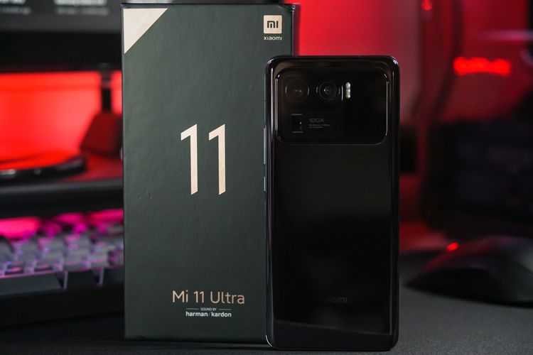 Xiaomi Mi 11 Ultra dan kotak kemasannya.
