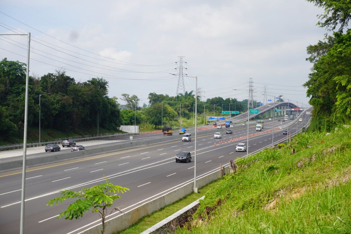 PT Jasa Marga (Persero) Tbk mencatat 131.679 kendaraan meninggalkan Jakarta dari arah timur melalui Gerbang Tol (GT) Cikampek Utama 1 dan GT Kalihurip Utama 1 selama dua hari Libur Tahun Baru 2021.