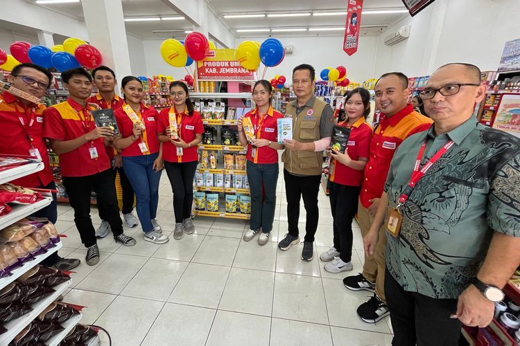 Bupati Jembrana I Made Kembang Hartawan dalam acara peluncuran produk UMKM di gerai Alfamart, Jalan Gajahmada, Desa Dangintukadaya, Jembrana, Rabu (17/9/2025). 
