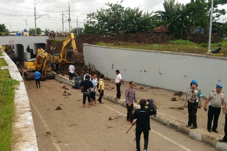 Polisi lakukan olah tempat kejadian perkara (TKP) dan pembersihan jalan Perimeter Selatan, Bandara Soekarno-Hatta, Selasa (6/2/2018).