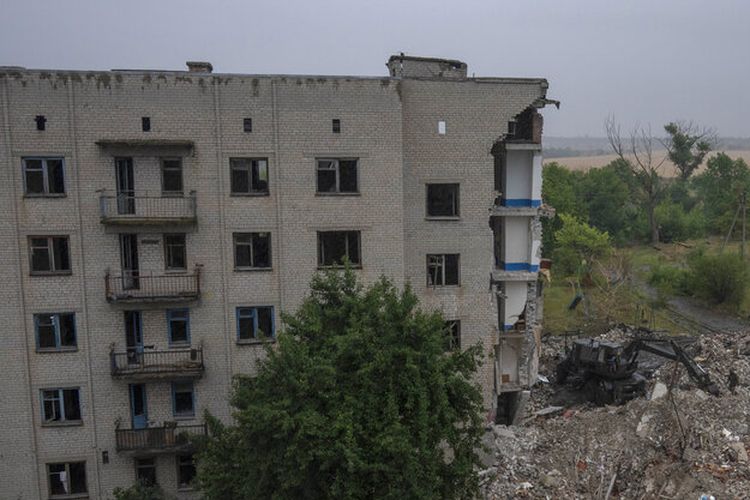 Pekerja darurat Ukraina bekerja untuk menarik orang keluar dari puing-puing setelah serangan roket Rusia menabrak gedung apartemen, di Chasiv Yar, wilayah Donetsk, Ukraina timur, Senin, 11 Juli 2022.