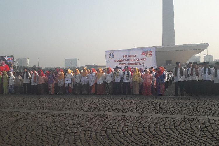 Jajaran PNS Pemprov DKI mengikuti upacara peringatan HUT ke-492 Jakarta di Lapangan Monumen Nasional, Sabtu   (22/6/2019).
