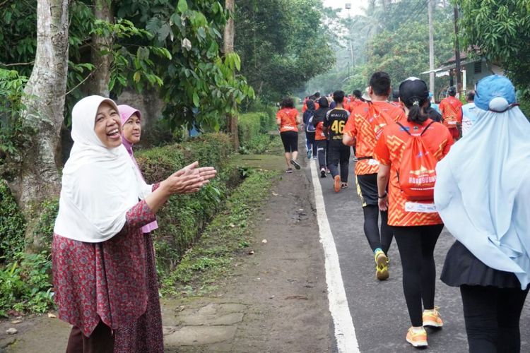 Ibu Ida (Kerudung Putih) bersama Ibu Mun saat berdiri di pinggir jalan sembari berteriak memberi semangat para peserta  Bank Jateng Borobudur Marathon 2017  