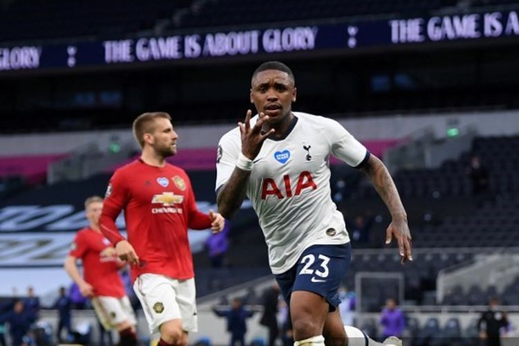 Winger Tottenham Hotspur Steven Bergwijn merayakan golnya ke gawang Manchester United pada laga lanjutan pekan ke-30 Liga Inggris di Tottenham Hotspur Stadium, Sabtu (20/3/2020) dini hari WIB. 