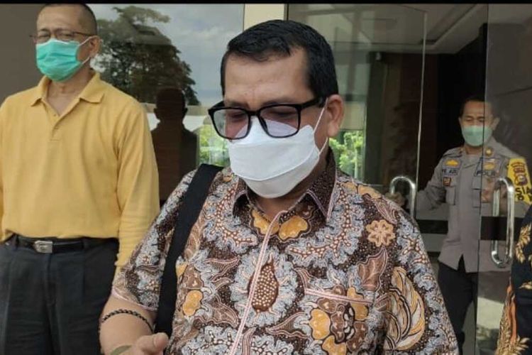 Dekan Fakultas FISIP Universitas Riau, Syafri Harto saat berada di Polda Riau untuk membuat laporan polisi, Sabtu (6/11/2021).