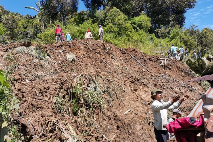 Warga sedang bergotong royong membersihkan material longsor yang merusak rumah warga Desa Bedeng Dua, Kecamatan Kayuaro Barat, Kabupaten Kerinci