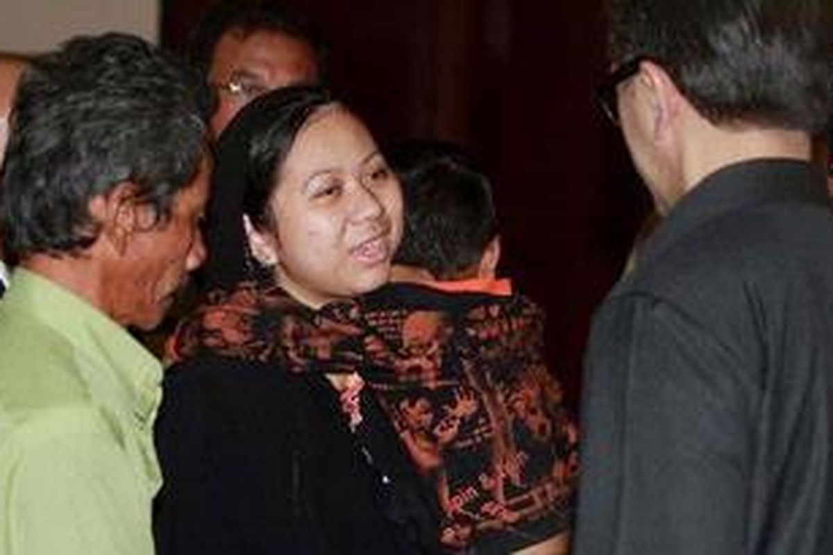 Menteri Luar Negeri RI, Marty Natalegawa bersalaman dengan Darsem bin Dawud Tawar saat acara serah terima oleh pemerintah kepada keluarganya, di Kantor Kementerian Luar Negeri RI, Jakarta, Rabu (13/7/2011). Darsem merupakan TKI yang divonis hukuman pancung di Arab Saudi karena membunuh majikannya pada Desember 2007. Darsem lolos dari hukuman pancung setelah keluarga korban memaafkannya dengan bayaran diyat sebesar 2 juta Riyal atau sekitar Rp 4,6 miliar.