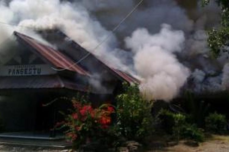 Penginapan milik Bupati Maluku Tengah di Kecamatan Seram Utara Kobi ikut dibakar massa, Jumat (12/12/2014).