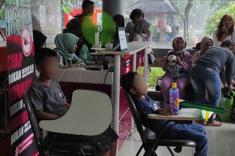 Rizky (kiri) dan Tiara (kanan) saat menunggu di aula Pusat Informasi Taman Margasatwa Ragunan, Jakarta Selatan, untuk menunggu kedatangan orang tuanya, Kamis. (27/4/2023). 
