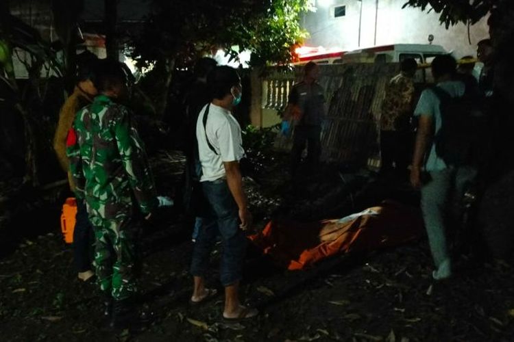 Petugas mengevakuasi jasad SAP, korban dugaan penganiayaan di Desa Gemblegan, Kecamatan Kalikotes, Kabupaten Klaten, Jawa Tengah, Rabu (24/4/2024) malam.