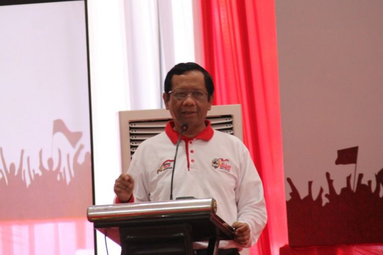 Ketua Suluh Kebangsaan, Mahfud MD, saat memberi sambutan di acara Dialog Kebangsaan, kerja sama antara PT KAI dan Gerakan Suluh Kebangsaan, di Stasiun Gubeng, Surabaya, Kamis (21/2/2019).