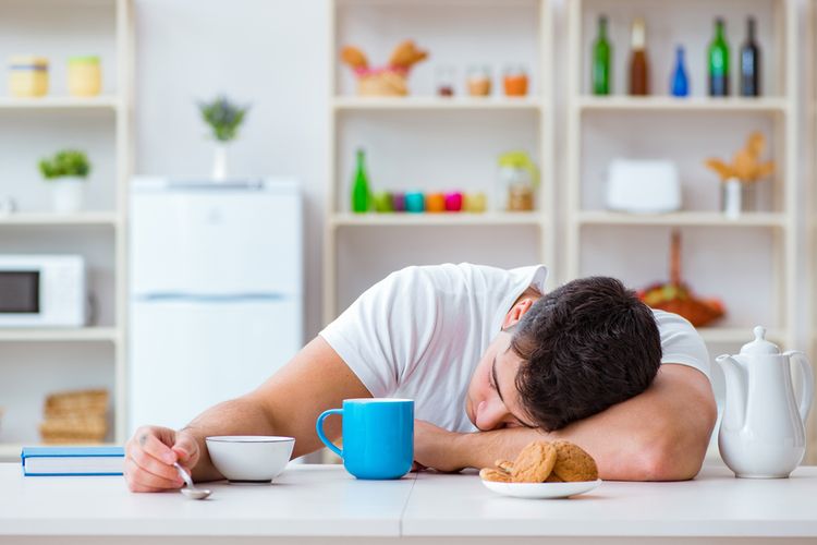 Ilustrasi ngantuk setelah makan, cara mengatasi ngantuk setelah makan, penyebab ngantuk setelah makan. 