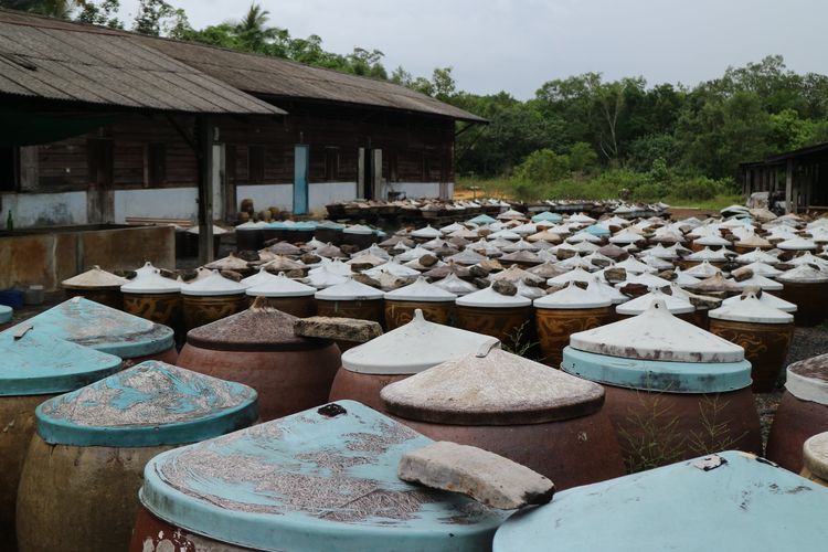 Puluhan gentong berjejer yang berisikan fermentasi kedelai di pabrik Kecap Pagoda