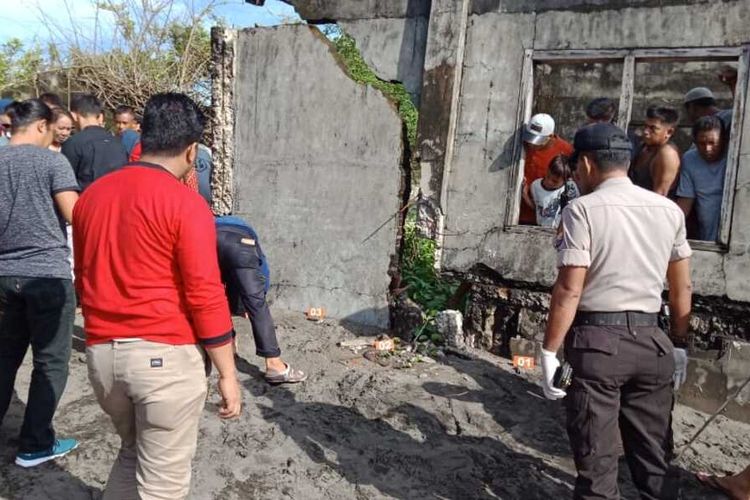 Aparat kepolisian di Kabupaten Takalar, Sulawesi Selatan tengah menggelar olah tempat kejadian perkara (TKP) di lokasi penemuan potongan tubuh manusia. Sabtu, (14/3/2020).