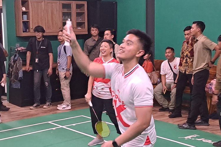 Main Bulu Tangkis Bareng Calon Kepala Daerah, Kaesang: Smash Kemiskinan dan Korupsi