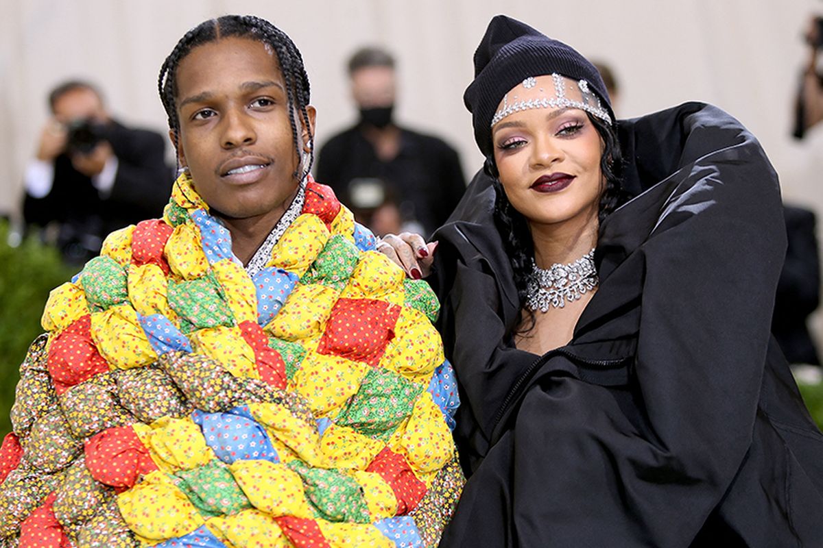 Rihanna dan Asap Rocky menghadiri Met Gala 2021.