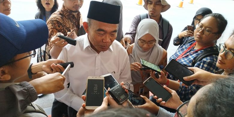 Mendikbud Muhadjir Effendy memberikan keterangan kepada awak media tentang PPDB 2019 setelah acara rapat kerja dengan Panglima TNI terkait persiapan PLS (Pengenalan Lingkungan Sekolah) di Gedung Kemendikbud, Jakarta (21/6/2019).