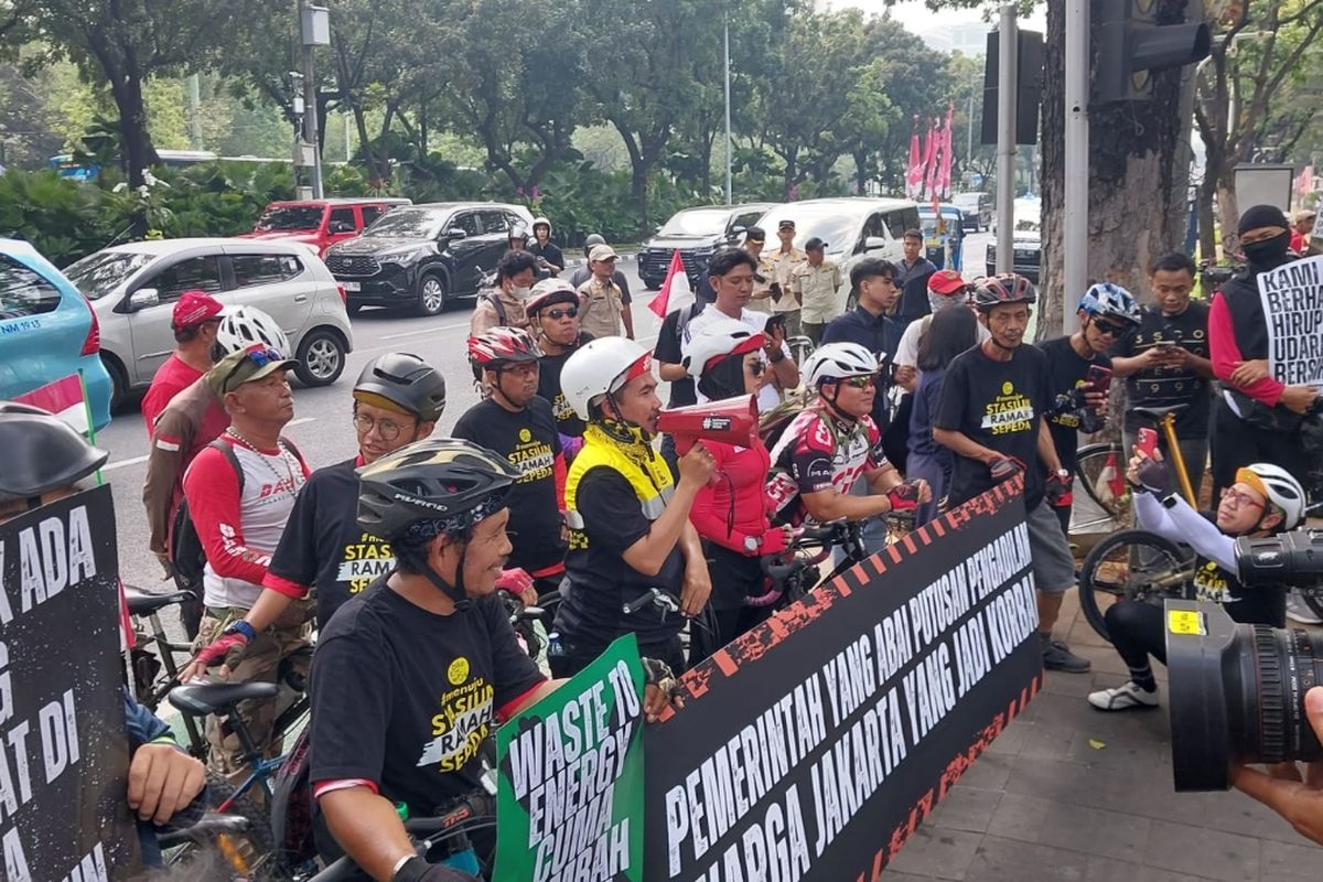 Koalisi Inisiatif Bersihkan Udara Koalisi Semesta (Ibu Kota) saat menggelar aksi di depan Gedung Balai Kota DKI Jakarta, Jakarta Pusat, Rabu (16/8/2023) siang.