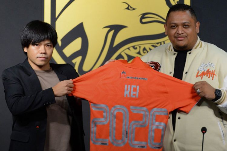 Gelandang asal Jepang, Kei Hirose (kiri), memperbarui kontrak dengan Borneo FC yang membuatnya tetap di klub berjulukan Pesut Etam itu hingga Juni 2026.