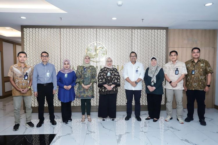 Suasana penandatanganan perjanjian yang turut dihadiri Kepala Divisi Asuransi dan Kepala Divisi TIK Jasa Raharja, Deputi Kebijakan Pelayanan Program, Deputi Operasional dan Kanal Layanan, Deputi Layanan Digital dan Customer Care.
