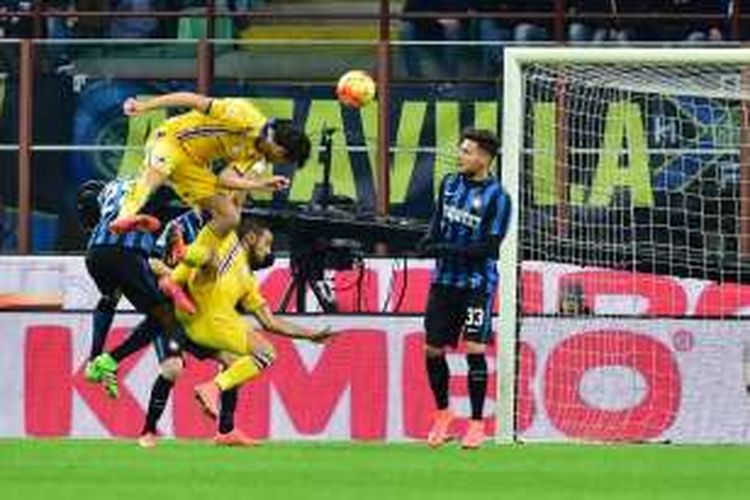 Para pemain Inter Milan dan Sampdoria saling berduel dalam lanjutan Serie A di Stadion Giuseppe Meazza, Sabtu (20/2/2016) waktu setempat atau Minggu dini hari WIB.