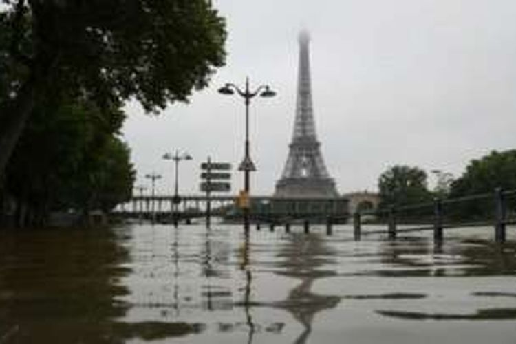 Sejumlah ruas jalan di kota Paris, Perancis, termasuk di sekitar Menara Eiffel, terendam banjir. 