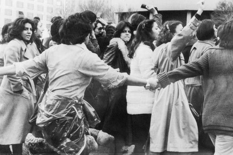 Tuntutan agar perempuan diperbolehkan tidak mengenakan hijab berlangsung di Iran selama beberapa hari pada Maret 1979. Para perempuan ini dilindungi sejumlah pria yang membentuk 'rantai manusia' dalam demonstrasi tersebut.